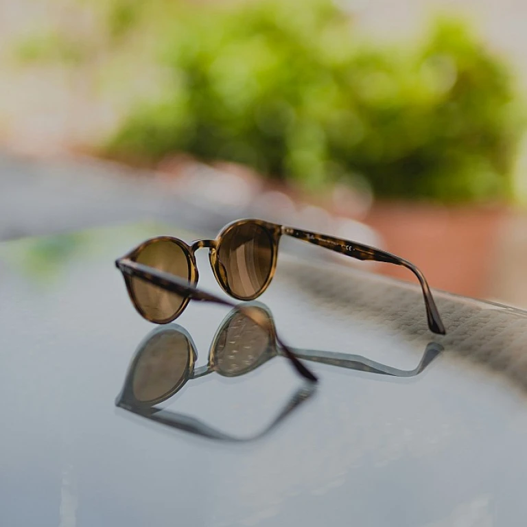 Les lunettes de soleil pour homme signées Lacoste : style et élégance au rendez-vous